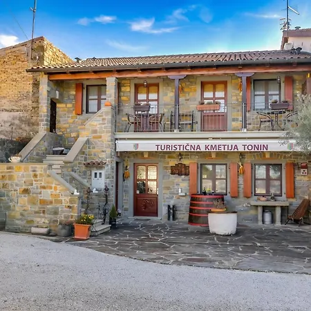 Apartment Tourist Farm Tonin - - Happy